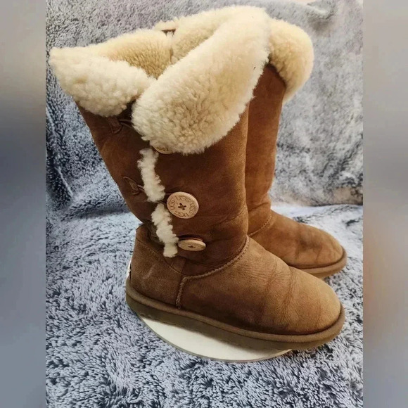 UGG Shoes - UGG Tan Australia Woman "1873 Triple Bailey Button" Chestnut Boots Size 8 Suede